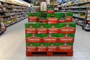 Caixas Da Cerveja De Tsingtao Em Uma Loja Beverwijk Os Países Baixos Março Pálete Com Empilhada Do Chinês Das Um Supermercado 145793253 - Contabilidade para Supermercado | Superfood Contábil